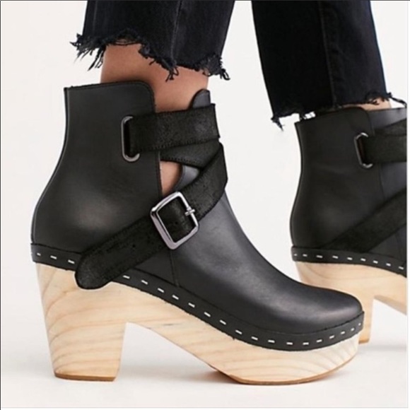 Free People Shoes - Free People Bungalow Clogs in Black